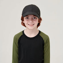 Cargar imagen en el visor de la galería, Model Front: Uv Line Caps Cap Teens Colors Inf Black Upf50+
