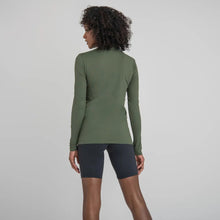 Cargar imagen en el visor de la galería, Model Back: Uv Line Rash Guard Longsleeve Uvpro Fem Verde Militar Upf50+
