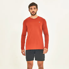Cargar imagen en el visor de la galería, Model Front: Uv Line Rash Guard Longsleeve Sport Fit Ferrugem Upf50+
