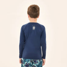Cargar imagen en el visor de la galería, Model Back: Uv Line Rash Guard Acqua Qr Code Marinho Upf50+
