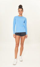 Cargar imagen en el visor de la galería, Model Front: Uv Line Rash Guard Camiseta Uv X Pro Ml Azul Claro Upf50+
