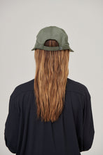 Cargar imagen en el visor de la galería, Model Back: Uv Line Caps Visor Nice Fem Militar Green Upf50+
