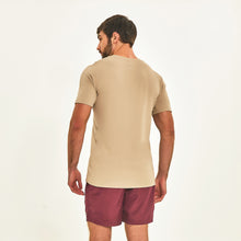 Cargar imagen en el visor de la galería, Model Back: Uv Line Fitness Top T-Shirt Sport Fit Areia Upf50+
