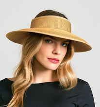 Cargar imagen en el visor de la galería, Model Front: Uv Line Visor Visor Siena Imp Fem Wheat Upf50+
