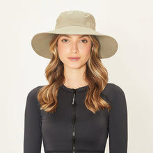 Cargar imagen en el visor de la galería, Model Front: Uv Line Floppy Hat Hat Lyon Nac L Fem Kaki Upf50+
