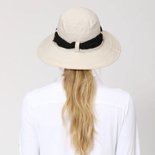 Cargar imagen en el visor de la galería, Model Back: Uv Line Floppy Hat Hat Paris Ville L Fem Sand Upf50+
