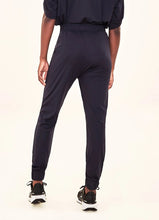 Cargar imagen en el visor de la galería, Model Back: Uv Line Beach Trousers Pants Fem Basic Black Upf50+
