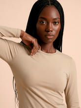 Cargar imagen en el visor de la galería, Image 06: Uv Line Rash Guard Longsleeve Fem New Fit Sand Upf50+

