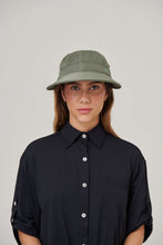 Cargar imagen en el visor de la galería, Model Front: Uv Line Caps Visor Nice Fem Militar Green Upf50+
