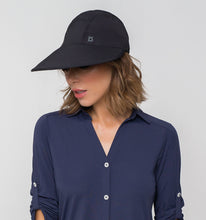 Cargar imagen en el visor de la galería, Model Front: Uv Line Caps Visor Capri Colors Nac Fem Black Upf50+
