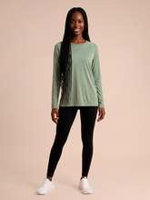Cargar imagen en el visor de la galería, Model Front: Uv Line Rash Guard Longsleeve Fem New Fit Mix Grey Upf50+

