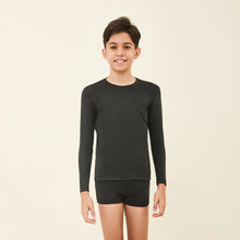 Cargar imagen en el visor de la galería, Model Front: Uv Line Rash Guard Longsleeve Uvpro Kids Black Upf50+
