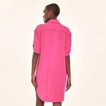 Cargar imagen en el visor de la galería, Model Back: Uv Line Shirtdress Shirtdress Copenhagen Cherry Hot Pink Upf50+
