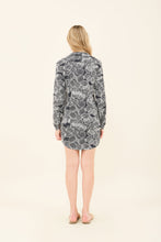 Cargar imagen en el visor de la galería, Model Back: Uv Line Shirtdress Shirtdress Dalia Marinho Upf50+
