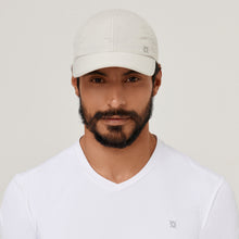 Cargar imagen en el visor de la galería, Model Front: Uv Line Caps Cap Uv Pro Masc Sand Upf50+
