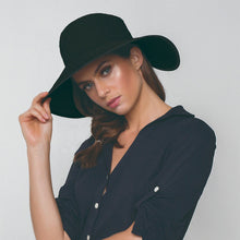 Cargar imagen en el visor de la galería, Model Front: Uv Line Floppy Hat Hat Santorini Imp Fem Black Upf50+
