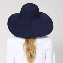 Cargar imagen en el visor de la galería, Model Back: Uv Line Floppy Hat Beverly Hills Marinho Upf50+
