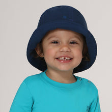 Cargar imagen en el visor de la galería, Model Front: Uv Line Bucket Hat Hat Napoli Basic Kids Nac Inf Navy Blue Upf50+
