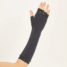 Cargar imagen en el visor de la galería, Model Back: Uv Line Glove Long Gloves Uni Black Upf50+
