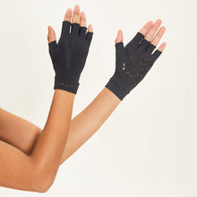 Cargar imagen en el visor de la galería, Image 04: Uv Line Glove Short Gloves Uni Black Upf50+
