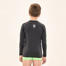 Cargar imagen en el visor de la galería, Model Back: Uv Line Rash Guard Acqua Qr Code Preto Upf50+
