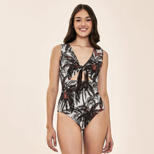 Cargar imagen en el visor de la galería, Model Front: Uv Line One-Piece Mirela Coqueiros Bege Upf50+
