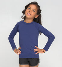 Cargar imagen en el visor de la galería, Model Front: Uv Line Rash Guard Longsleeve Uvpro Kids Marinho
