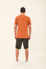 Cargar imagen en el visor de la galería, Model Back: Uv Line T-Shirt For Men T-Shirt Sport Fit Caramelo Upf50+
