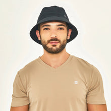 Cargar imagen en el visor de la galería, Model Front: Uv Line Bucket Hat Hat Toronto Colors Masc Black Upf50+
