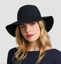 Cargar imagen en el visor de la galería, Model Front: Uv Line Floppy Hat San Remo Preto
