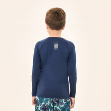 Cargar imagen en el visor de la galería, Model Back: Uv Line Rash Guard Acqua Qr Code Marinho Upf50+
