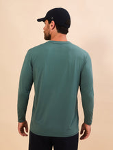 Cargar imagen en el visor de la galería, Model Back: Uv Line Rash Guard Longsleeve New Fit Textura Masc Verde Jade Upf50+
