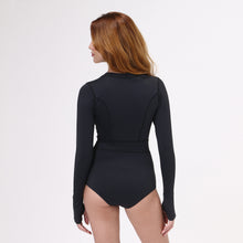 Cargar imagen en el visor de la galería, Model Back: Uv Line One-Piece Swimsuit Macae Color V22 Ml Fem Black Upf50+
