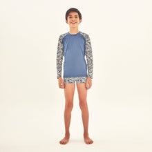 Cargar imagen en el visor de la galería, Model Front: Uv Line Rash Guard Rash Guard Kids Costela Aco Off White Upf50+
