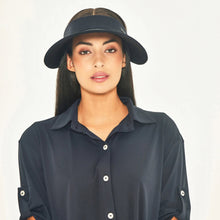 Cargar imagen en el visor de la galería, Model Front: Uv Line Visor Grecia Black Fit Upf50+
