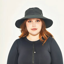 Cargar imagen en el visor de la galería, Model Front: Uv Line Floppy Hat Hat Lyon Nac L Fem Black Upf50+
