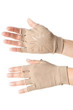 Cargar imagen en el visor de la galería, Model Front: Uv Line Glove Short Gloves Uni Chocolate Upf50+
