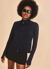 Cargar imagen en el visor de la galería, Image 03: Uv Line Rash Guard Jacket Fem New Fit Black Upf50+
