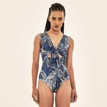 Cargar imagen en el visor de la galería, Model Front: Uv Line One-Piece Mirela Coqueiros Marinho Upf50+
