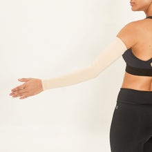 Cargar imagen en el visor de la galería, Model Back: Uv Line Glove Long Sleeve Uni Beige Upf50+
