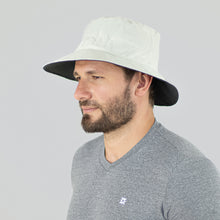Cargar imagen en el visor de la galería, Model Front: Uv Line Bucket Hat Australia Areia Cinza Upf50+
