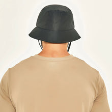 Cargar imagen en el visor de la galería, Model Back: Uv Line Bucket Hat Bucket Colors Preto Upf50+
