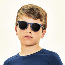 Cargar imagen en el visor de la galería, Model Front: Uv Line Sunglasses Kids Sunglasses Marinho Uv400
