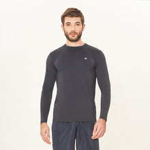 Cargar imagen en el visor de la galería, Model Front: Uv Line Rash Guard Longsleeve Uv X Pro Preto Upf50+
