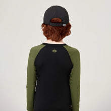 Cargar imagen en el visor de la galería, Model Back: Uv Line Caps Cap Teens Colors Inf Black Upf50+
