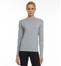 Cargar imagen en el visor de la galería, Model Front: Uv Line Rash Guard Longsleeve Uvpro Fem Grey Upf50+
