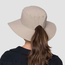Cargar imagen en el visor de la galería, Model Back: Uv Line Bucket Hat Hat California Nac Fem Sand Upf50+

