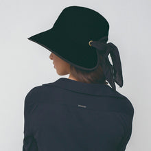 Cargar imagen en el visor de la galería, Model Back: Uv Line Floppy Hat Hat Santorini Imp Fem Black Upf50+
