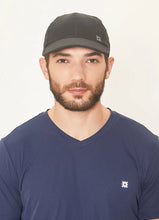 Cargar imagen en el visor de la galería, Model Front: Uv Line Caps Cap Uv Pro Masc Black Upf50+
