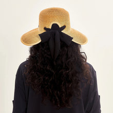 Cargar imagen en el visor de la galería, Model Back: Uv Line Floppy Hat Hat Santorini Imp Fem Wheat Upf50+
